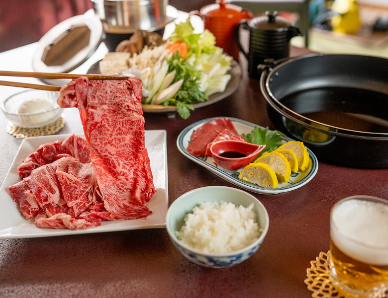 地肉たっぷり!あか牛を使った小杉鍋