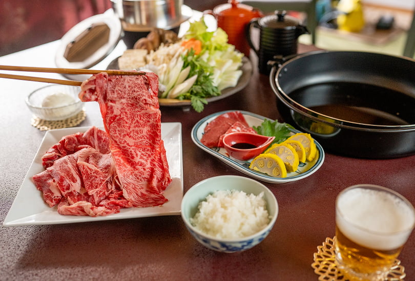 地肉たっぷり！あか牛を使った小杉鍋