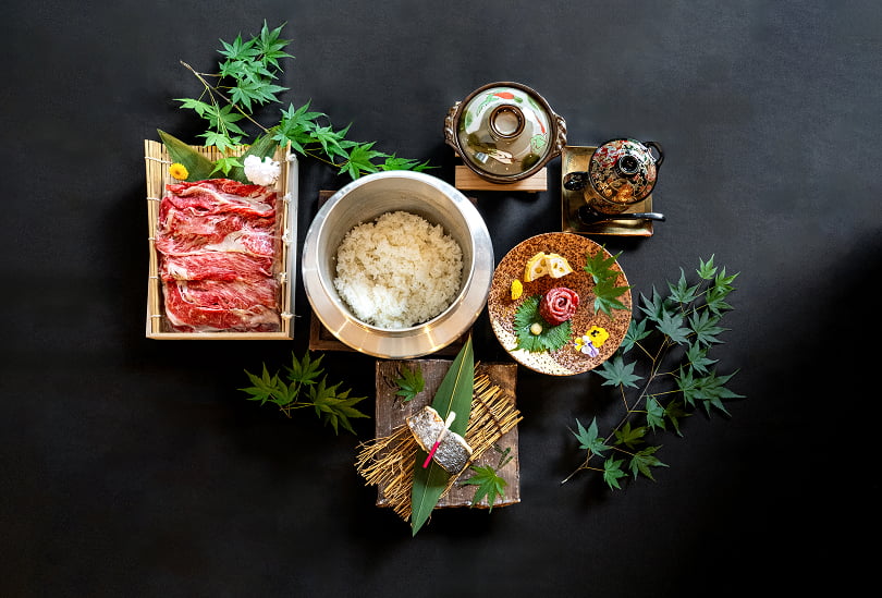 地肉たっぷり！あか牛を使った小杉鍋